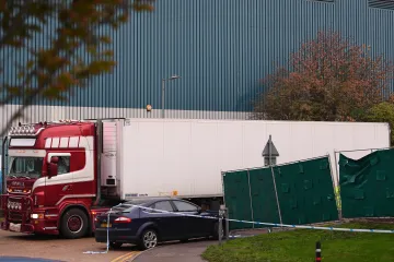 Další zatčení kvůli mrtvým migrantům v kamionu. Policie se domnívá, že oběti jsou Vietnamci