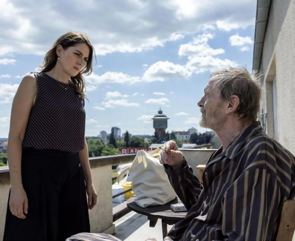 Vztahová dramedy Na tělo z pera Martiny Formanové vznikla ve spolupráci s Janem Hřebejkem. Sedm spolužáků vyráží po třiceti letech na školní sraz, který rozdá nové karty