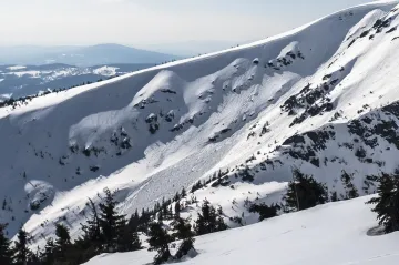 V Krkonoších spadla v Kotelních jámách lavina. Situaci zhoršuje odpolední teplé počasí