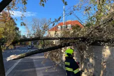 Po silném větru přetrvávají problémy ve středních Čechách