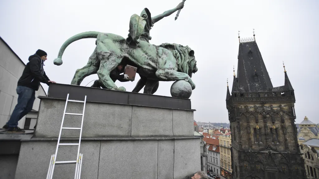 Ukládání časové schránky do sousoší na budově ČNB