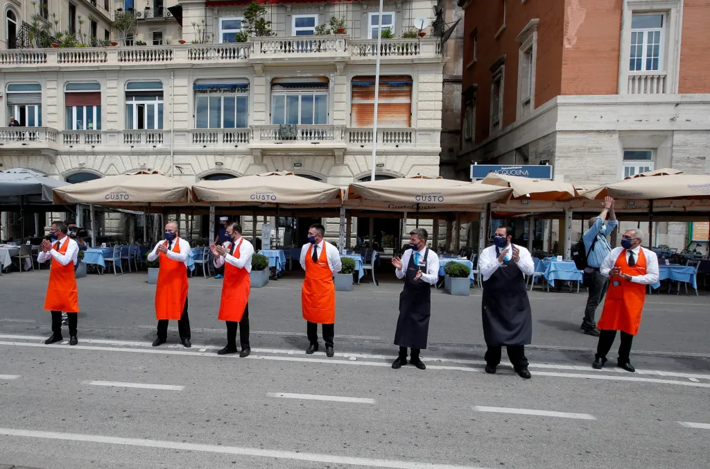 V italské Neapoli se znovu otevírají restaurace. Pracovníci v pohostinství se postavili před své podniky a potleskem poděkovali zdravotníkům za jejich obětavou práci