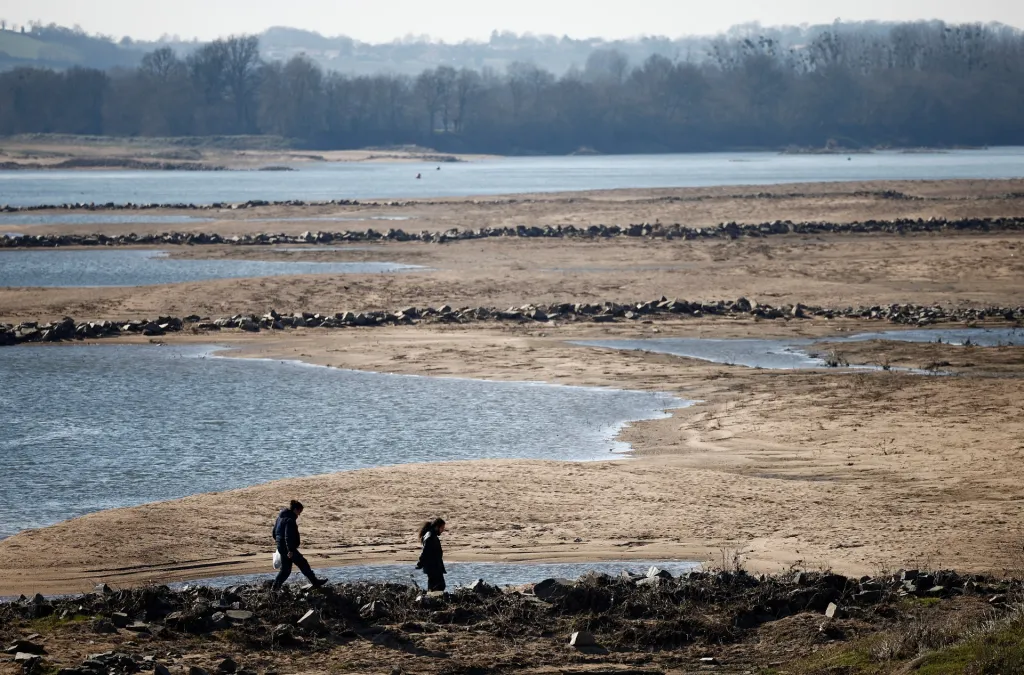 Snížená hladina řeky Loiry ve Francii. Francouzi se obávají dalšího letního sucha a restrikcí na odběr vody