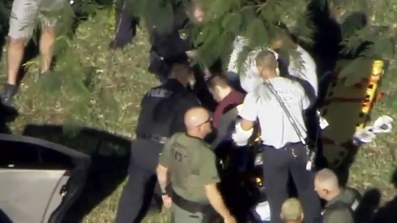 Muž podezřelý ze střelby na floridské střední škole