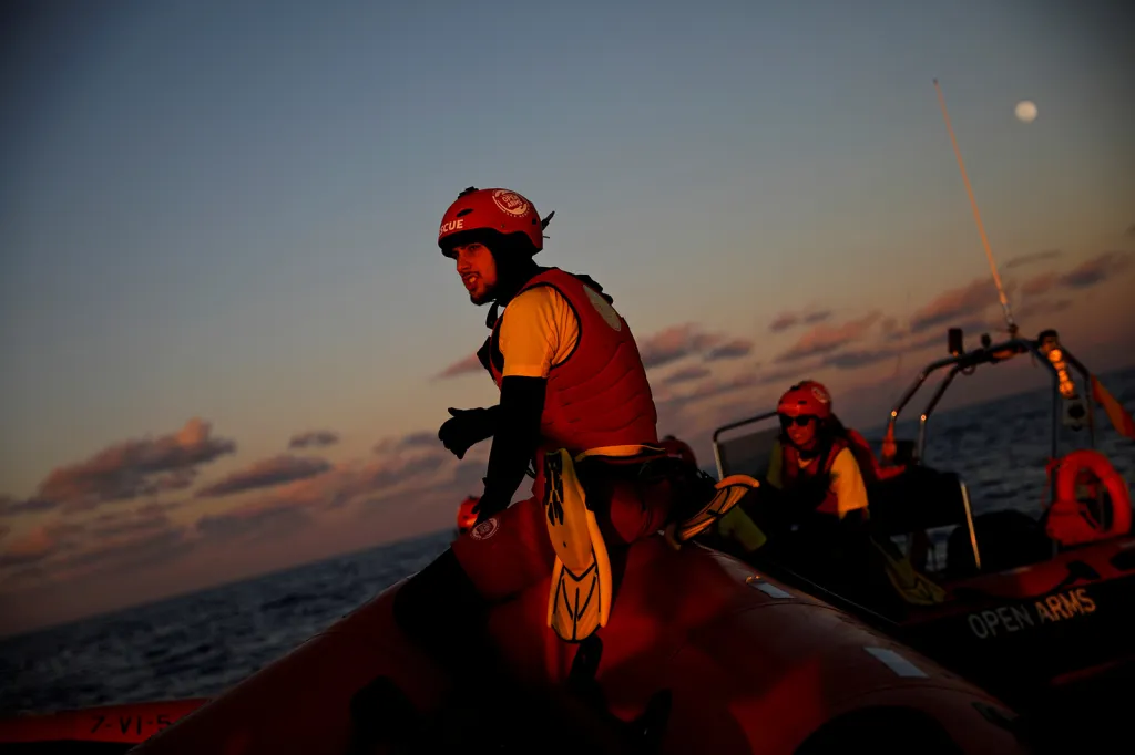 Záchranář španělské NGO Proactiva Open Arms Xavi Cerda na palubě člunu během záchranné operace v Středozemním moři