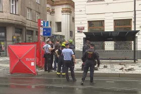 Policie odložila případ zřícení římsy v pražském centru, která usmrtila člověka