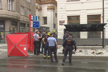 Policie odložila případ zřícení římsy v pražském centru, která usmrtila člověka