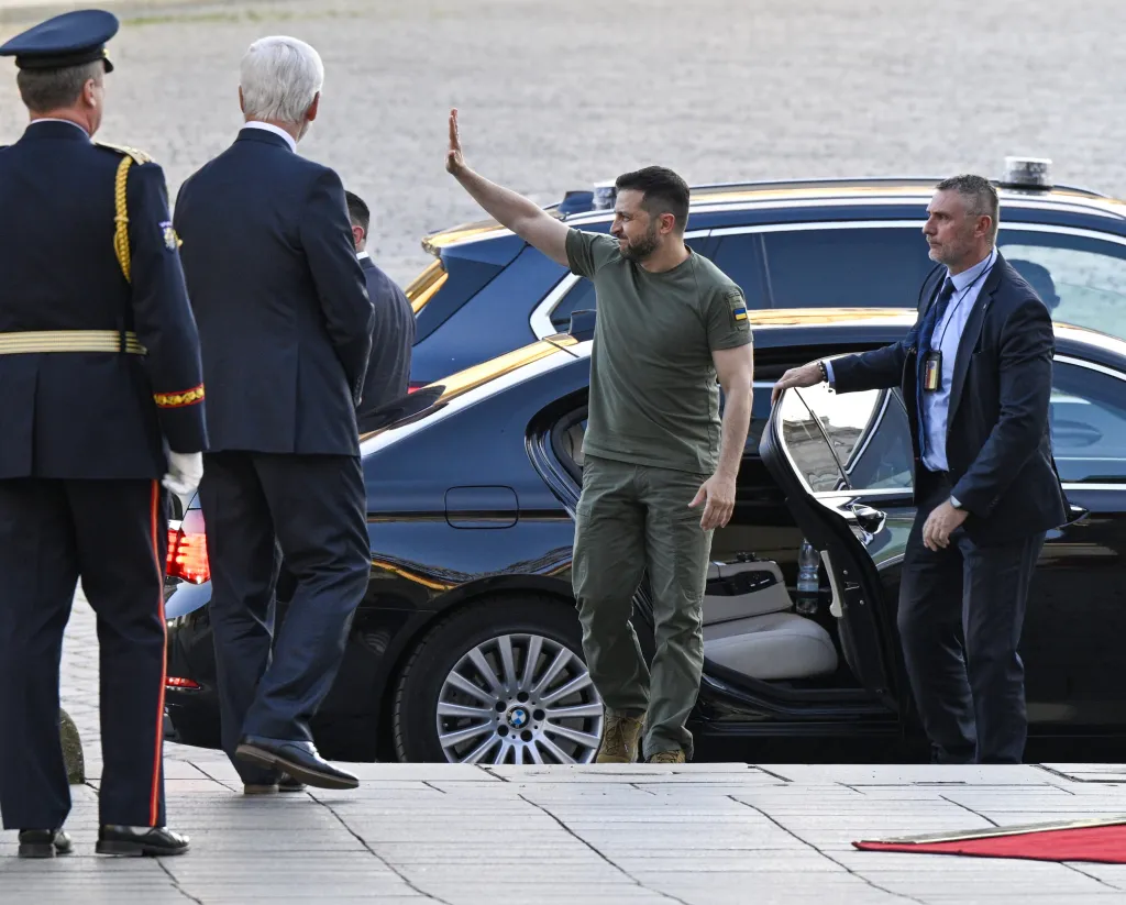 Ukrajinský prezident Volodymyr Zelenskyj zdraví přihlížející na Pražském hradě. Druhý zleva je český prezident Petr Pavel