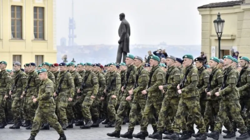 Slavnostní přísaha vojáků Armády České republiky na Hradčanském náměstí v Praze.,  Autor: Šimánek Vít,  Zdroj: ČTK