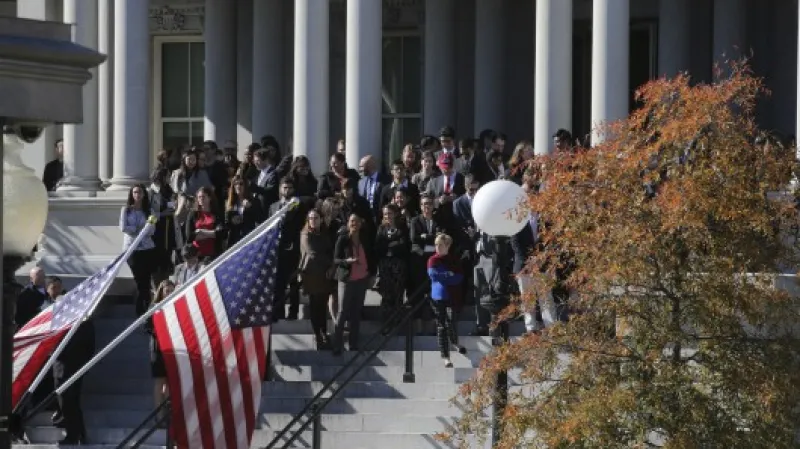 Lidé vyhlížejí Donalda Trumpa, který se v Bílém domě sešel s Obamou,  Autor: Carlos Barria,  Zdroj: Reuters
