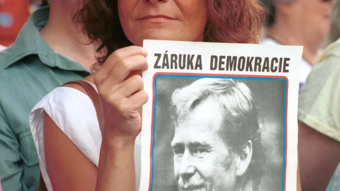 Manifestace na podporu kandidatury Václava Havla na prezidenta před budovou Federálního shromáždění (3. 7. 1992)