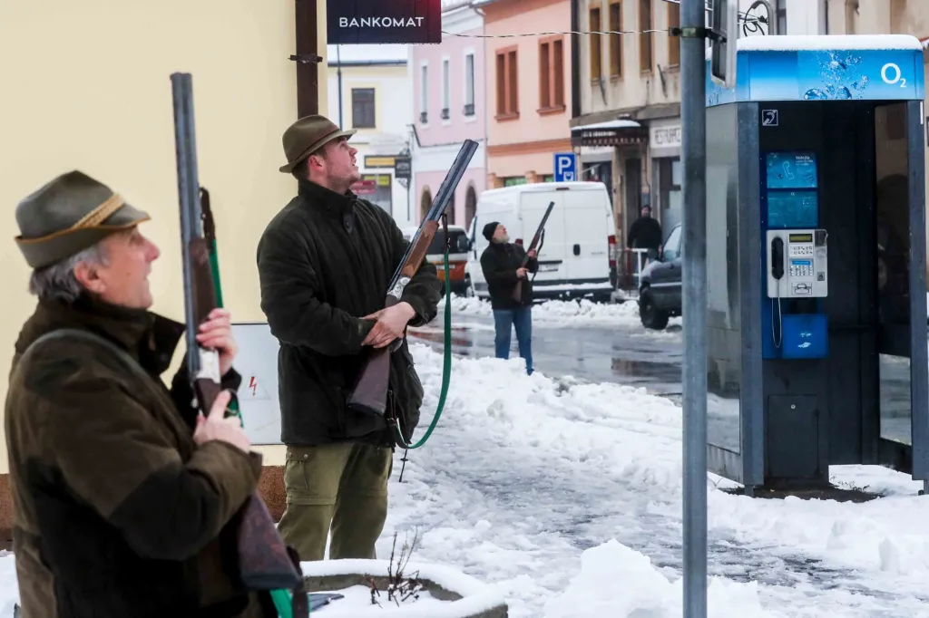 Série snímků "Kontroverzní lov holubů" od fotografa Dana Materny