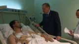 Turecký premiér u lůžka zraněného demonstranta