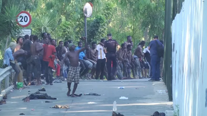 Migranti pronikli do španělské enklávy Ceuta