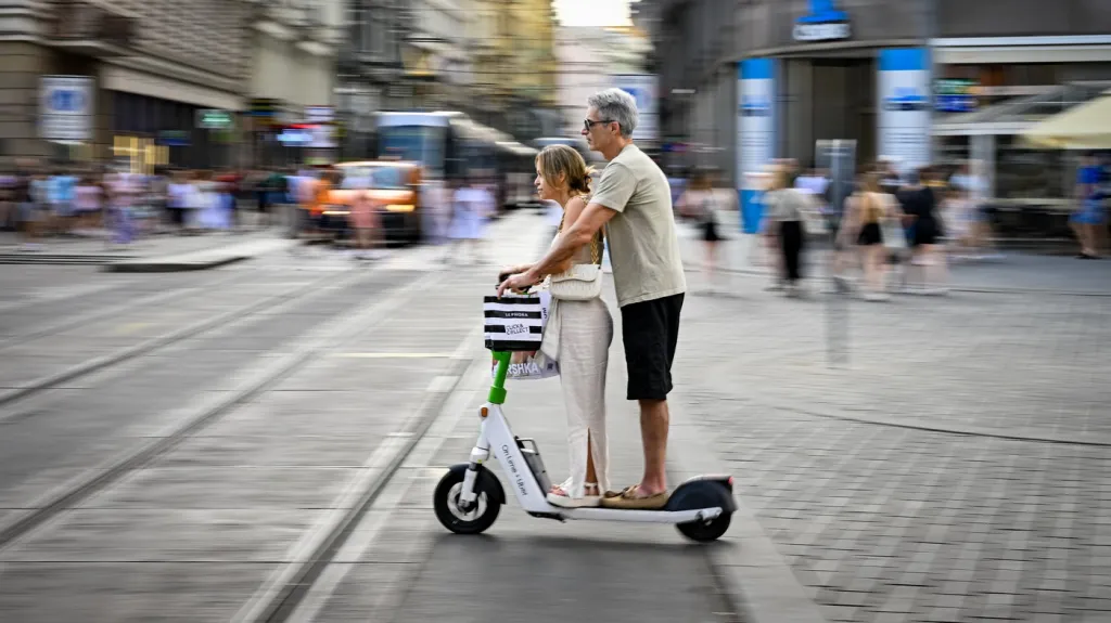 Jízda na sdílené elektrické koloběžce na Václavském náměstí v Praze