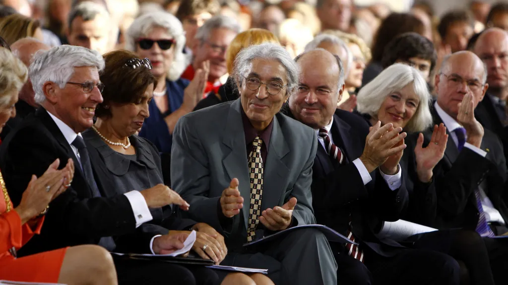 Alžírský spisovatel Boualem Sansal (uprostřed) sklízí potlesk publika poté, co získal Cenu míru německé knihkupecké asociace "Friedenspreis des Deutschen Buchhandels" během ceremoniálu ve Frankfurtu 16. října 2011