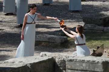 Navzdory všemu Prométheus opět ukradl bohům oheň. Řekové zapálili olympijskou pochodeň 