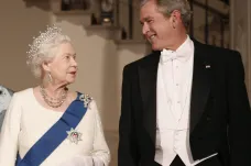 Šéfové Bílého domu se mění, ale královna zůstává. Alžběta II. se setkala s 13 americkými prezidenty