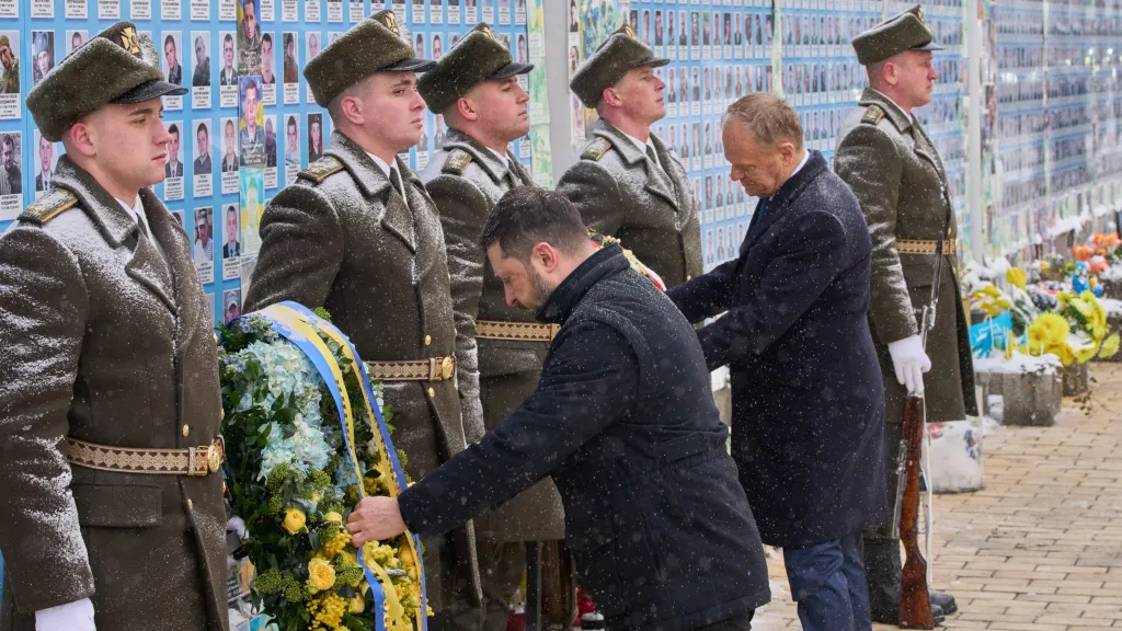 Polský premiér Donald Tusk (uprostřed vpravo) a ukrajinský prezident Volodymyr Zelenskyj u Památníku padlých obránců Ukrajiny v Kyjevě, 5. února 2026
