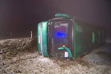 Při noční nehodě autobusu u Mníšku pod Brdy se zranili čtyři lidé