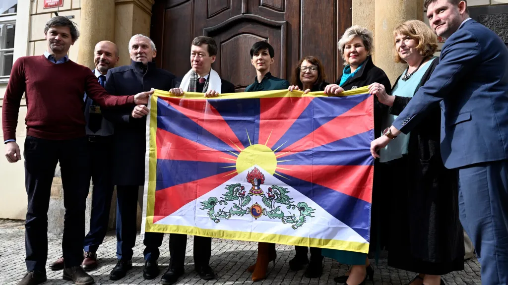 Představitelé Senátu a sněmovny s vlajkou Tibetu
