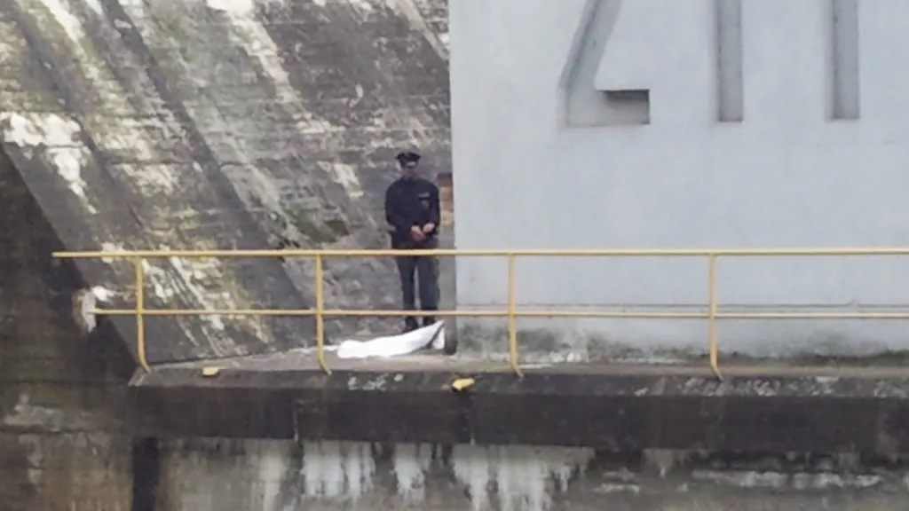 Muž se pokusil spáchat sebevraždu skokem z hráze přehrady