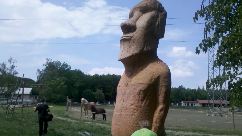 Socha moai v Bohdalicích