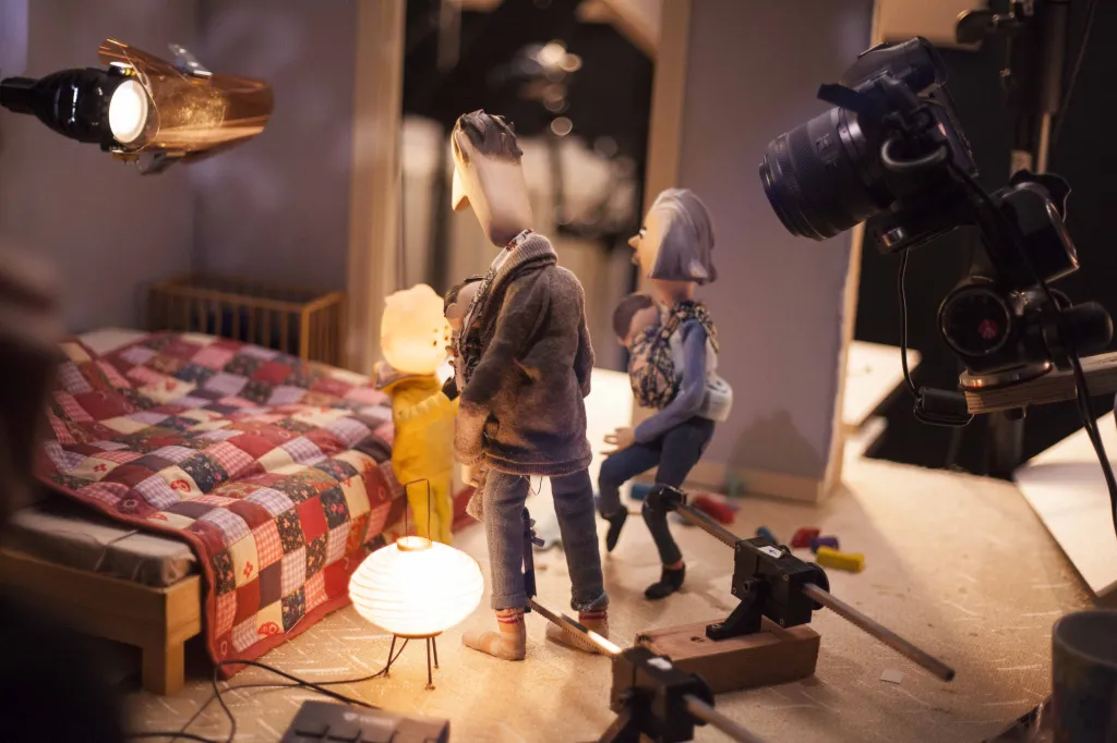 Rodinné vyprávění o Tondovi, jehož tělo svítí, jeho rodičích a kamarádce Slávce, která se přistěhuje do jeho podivuhodného domu, ocenili zároveň kritici jako nejlepší audiovizuální počin. Uděluje se za výtvarné řešení