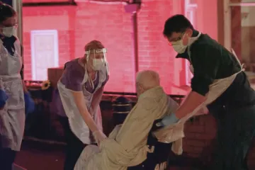 Spojené království čelí nedostatku ošetřovatelů. Zavádí nový pobrexitový systém pracovních víz