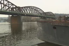 Správa železnic uzavřela jednu lávku pro pěší na výtoňském mostu v Praze, instaluje čidla