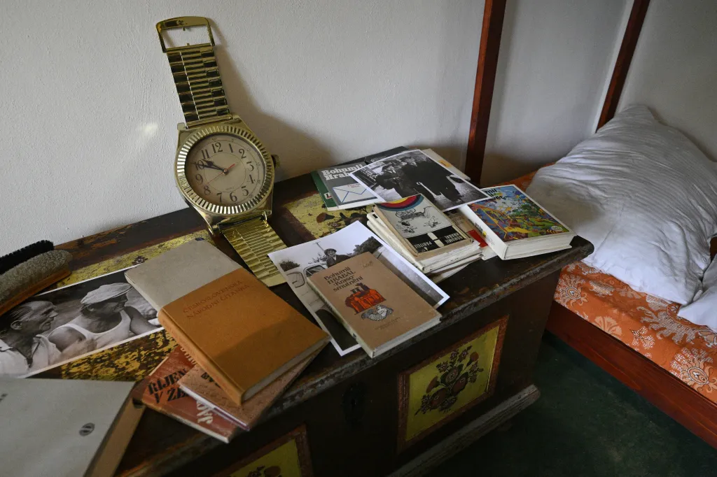 Sbírka knih spisovatele Hrabala rozprostřená na malované skříni