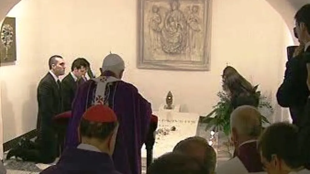 Modlitba u hrobu papeže Jana Pavla II.