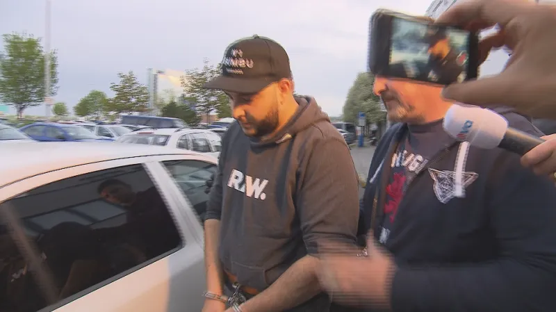 Policisté zadrželi skupinu cizinců, kteří o víkendu surově napadli číšníka v centru Prahy