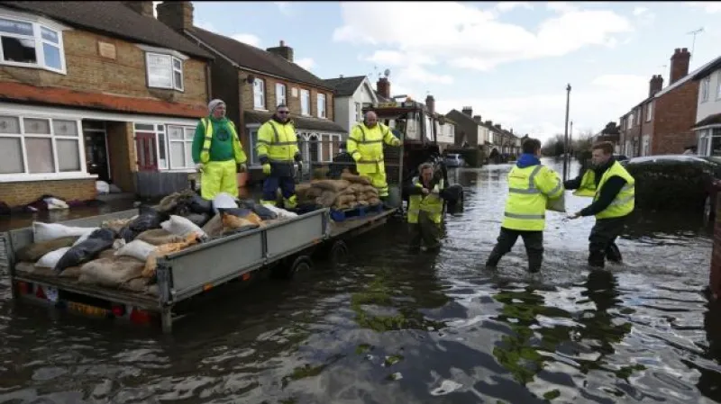 Povodně v Británii - Londýn zatím živlům odolává