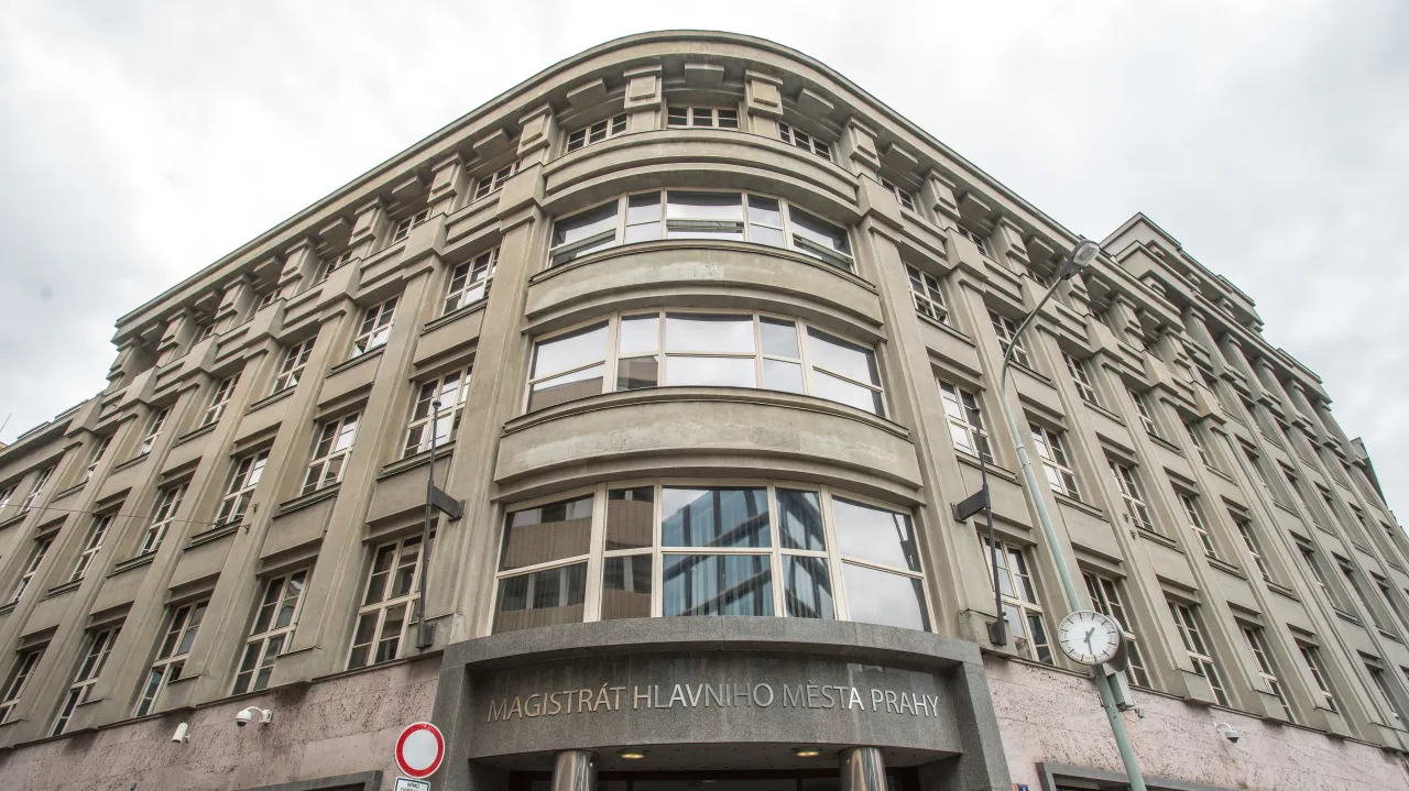 Policie po zásahu na pražském magistrátu obvinila šest lidí a dvě firmy