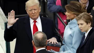 Donald Trump skládá slavnostní prezidentskou přísahu při své inauguraci
