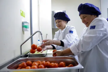 Ukrajinští uprchlíci do státní kasy přispějí víc, než kolik z ní dostanou