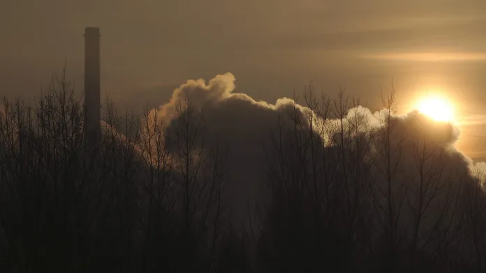 Dým z ArcelorMittalu v Ostravě, který patři v kraji k největším znečišťovatelům ovzduší.