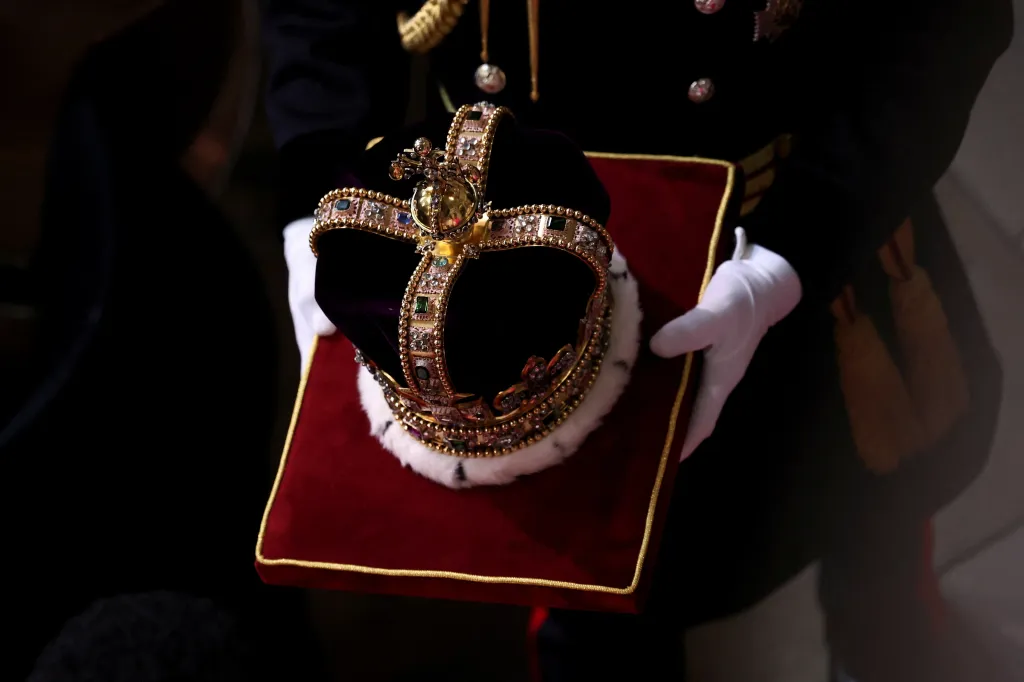 Koruna svatého Eduarda ze sedmnáctého století ve Westminsterském opatství, posloužila při korunovačním obřadu