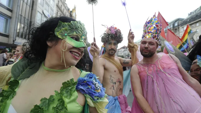 Karnevalové masky v průvodu hrdosti Prague Pride
