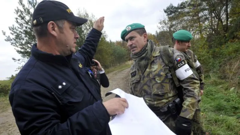 Armáda pošle do Vrbětic víc vojáků i mobilní velitelství