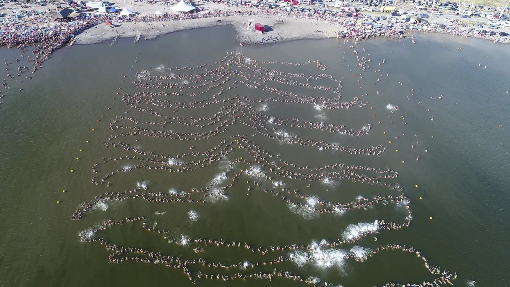 Zhruba 2000 lidí při tvorbě plovoucího řetězce během pokusu o zápis do Guinessovy knihy rekordů pro největší počet živých plovoucích těl držících se za ruce v solném jezeře Epecuen v Argentině.