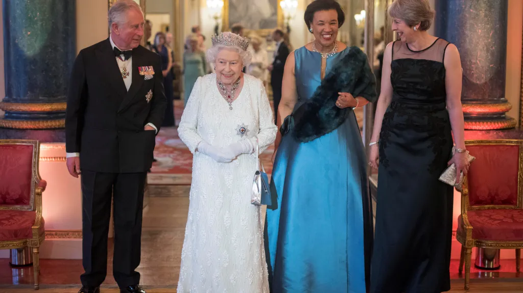 Princ Charles, královna Alžběta II., generální tajemnice Commonwealthu Patricia Scotlandová a premiérka Mayová v Buckinghamském paláci