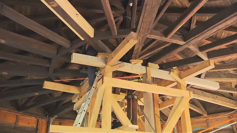 Restaurátoři opravují konstrukci kolotoče