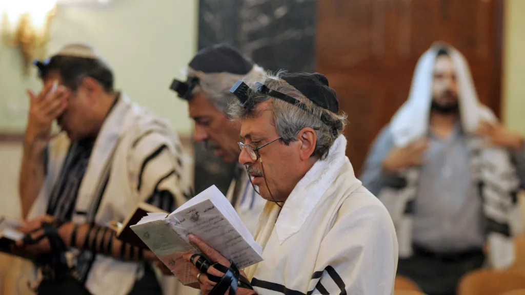 Íránští Židé se modlí v synagoze v Teheránu (snímek z roku 2006)