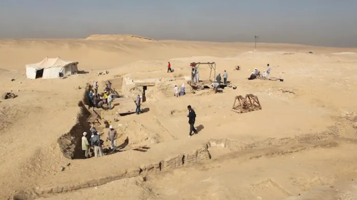 Události: Čeští archeologové objevili v Egyptě unikátní loď