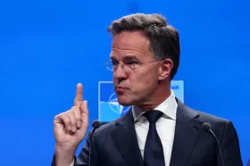Rutte: Nová hranice výdajů na obranu zvýší bezpečnost a přinese pracovní místa