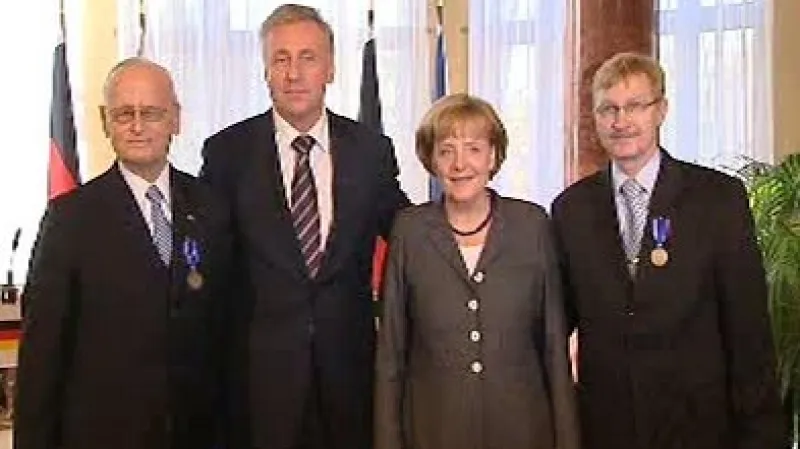 Topolánek udělil dvě medaile Karla Kramáře.