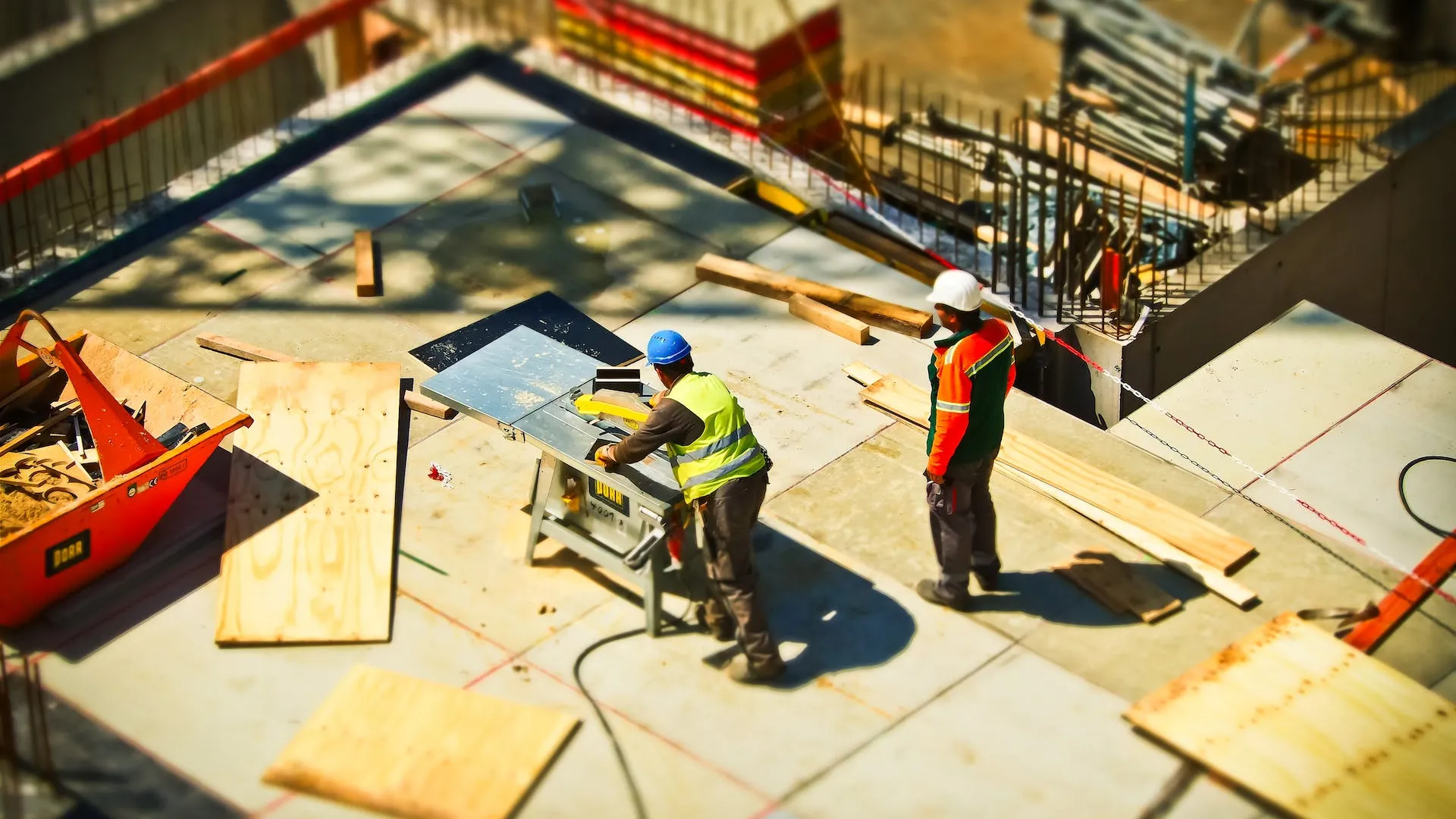 Po krátkém růstu jsou průmysl i stavebnictví opět v minusu