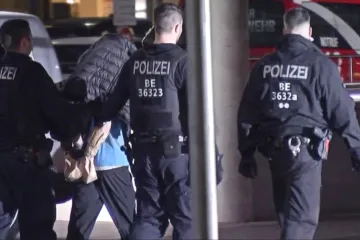 Útočník v Berlíně ubodal syna bývalého prezidenta. Údajně se mstil za dodávky jedů do Vietnamu